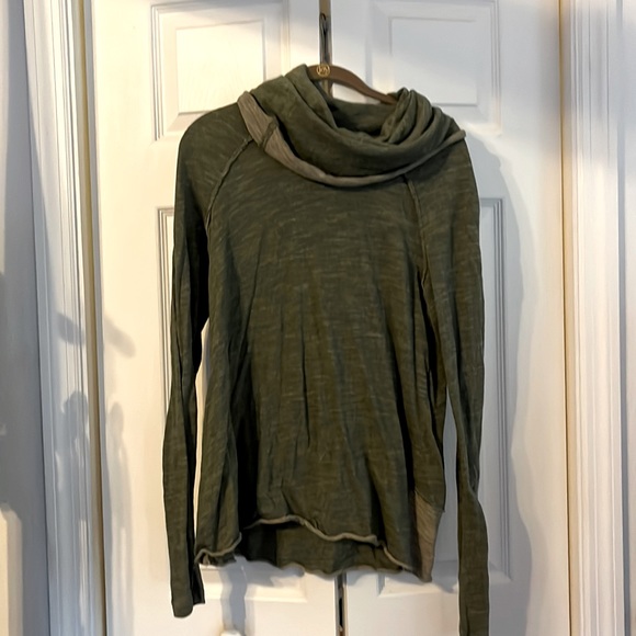 Free the people Beach Green turtleneck - Picture 1 of 8